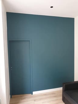 Mur d'accent Vert Allure avec porte peinte dans la même teinte