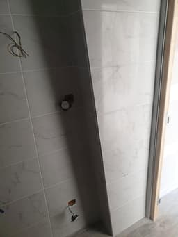 Chambre avec sol clair posé et lumière naturelle avant peinture