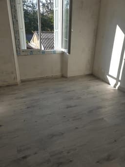 Pièce rénovée avec sol clair, doublages repris et murs prêts pour finition