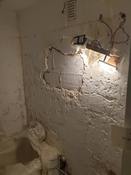 Doublage hydrofuge et bandes placo en cours dans une pièce en rénovation