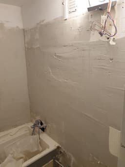 Zone douche avec réservation plomberie avant pose des équipements
