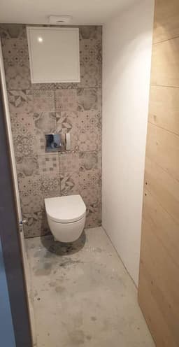 WC encastré avec bâti habillé et faïence décorative grise