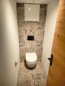 Faïence décorative posée derrière WC avec trappe de bâti intégrée