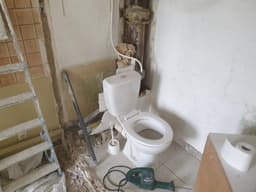 Volume sanitaire en dépose avec WC retiré et réseaux apparents