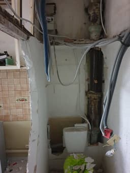 Plomberie apparente et support mural ouvert avant habillage sanitaire
