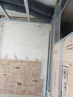 Mur de pièce d'eau ouvert avec réseaux sanitaires et support en reprise