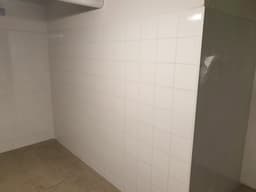 Mur repris après dépose d'ancien carrelage avant pose de faïence blanche