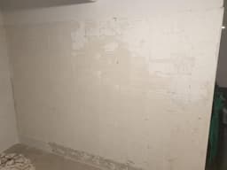 Support mural repris avant pose de carrelage blanc