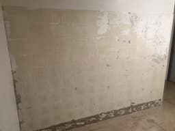 Faïence blanche posée sur mur intérieur avec joints réguliers