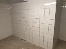 Mur carrelé en faïence blanche après reprise du support