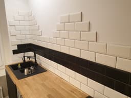 Crédence de cuisine terminée avec carreaux métro blancs et rangée noire filante