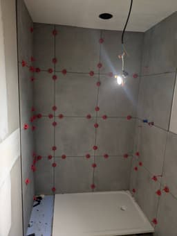 Zone baignoire ou douche avec traitement d'étanchéité et croisillons de pose