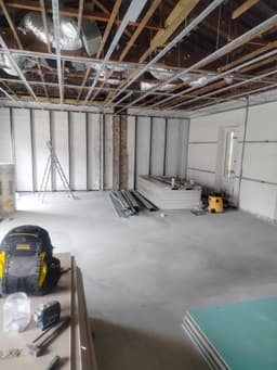 Plafond ouvert et ossature apparente avant reprise placo dans une rénovation intérieure