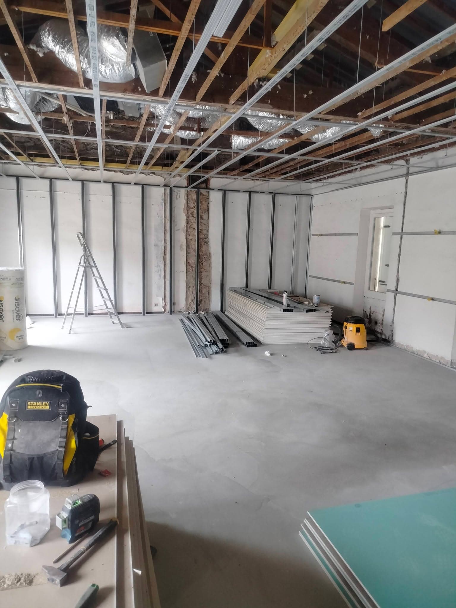 Plafond ouvert et ossature apparente avant reprise placo dans une rénovation intérieure