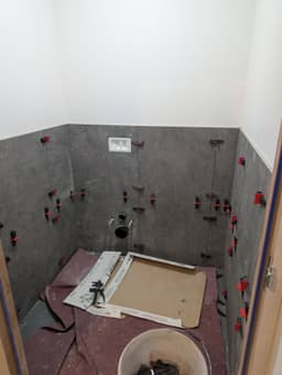 Photo 5 de la publication Facebook : Pose de carrelage mural dans des bureaux