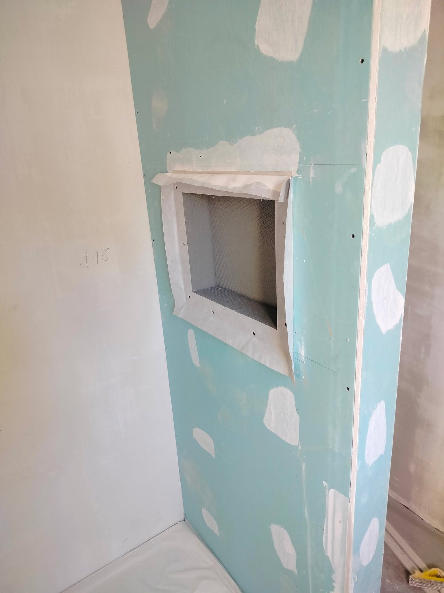 Création d'une niche dans une cloison hydrofuge avant carrelage de la douche