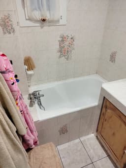 Ancienne salle de bains avec baignoire avant dépose et reprise complète