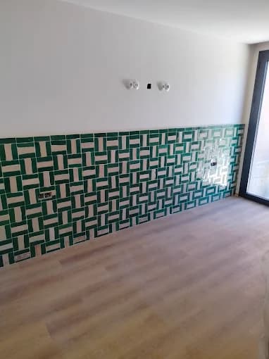 Soubassement carrelage vert et crème, partie haute peinte blanche, sol parquet clair