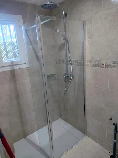 Douche vitrée : faïence pierre, frise mosaïque, colonne et receveur posés