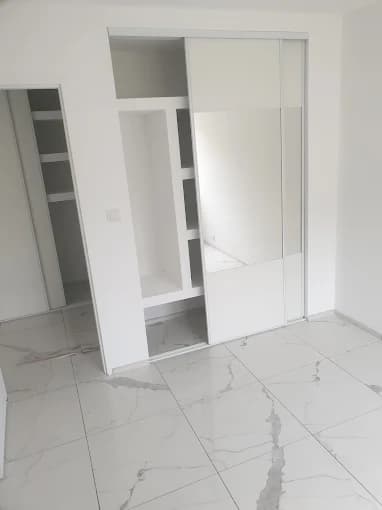 Dressing intégré blanc, sol carrelage effet marbre