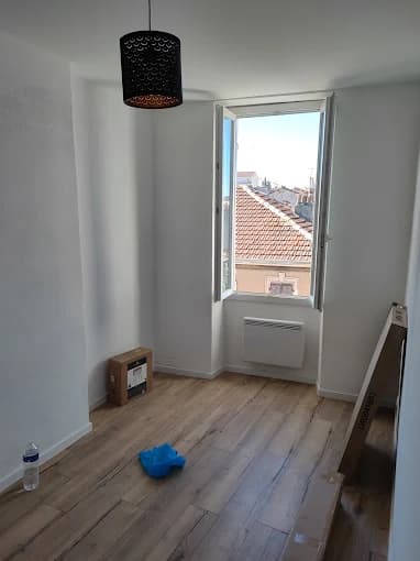 Petite pièce blanche, parquet clair, suspension et radiateur posés