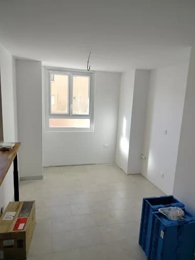 Pièce blanche carrelée, plan de travail bois, fenêtre