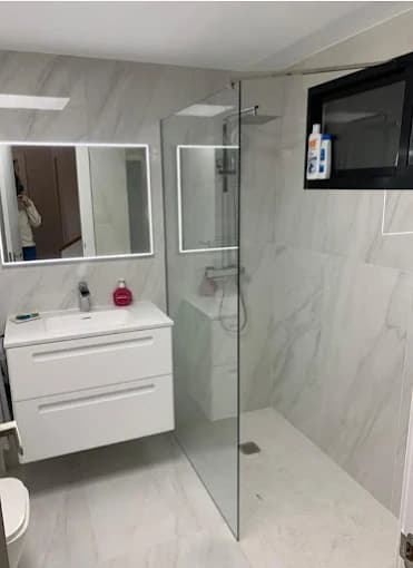 Salle de bain : douche italienne, meuble suspendu, marbre gris