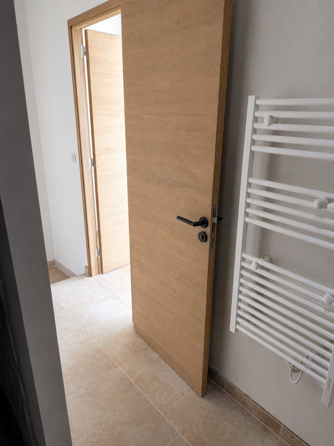 Encadrement de porte et mur peint dans une salle d'eau.
