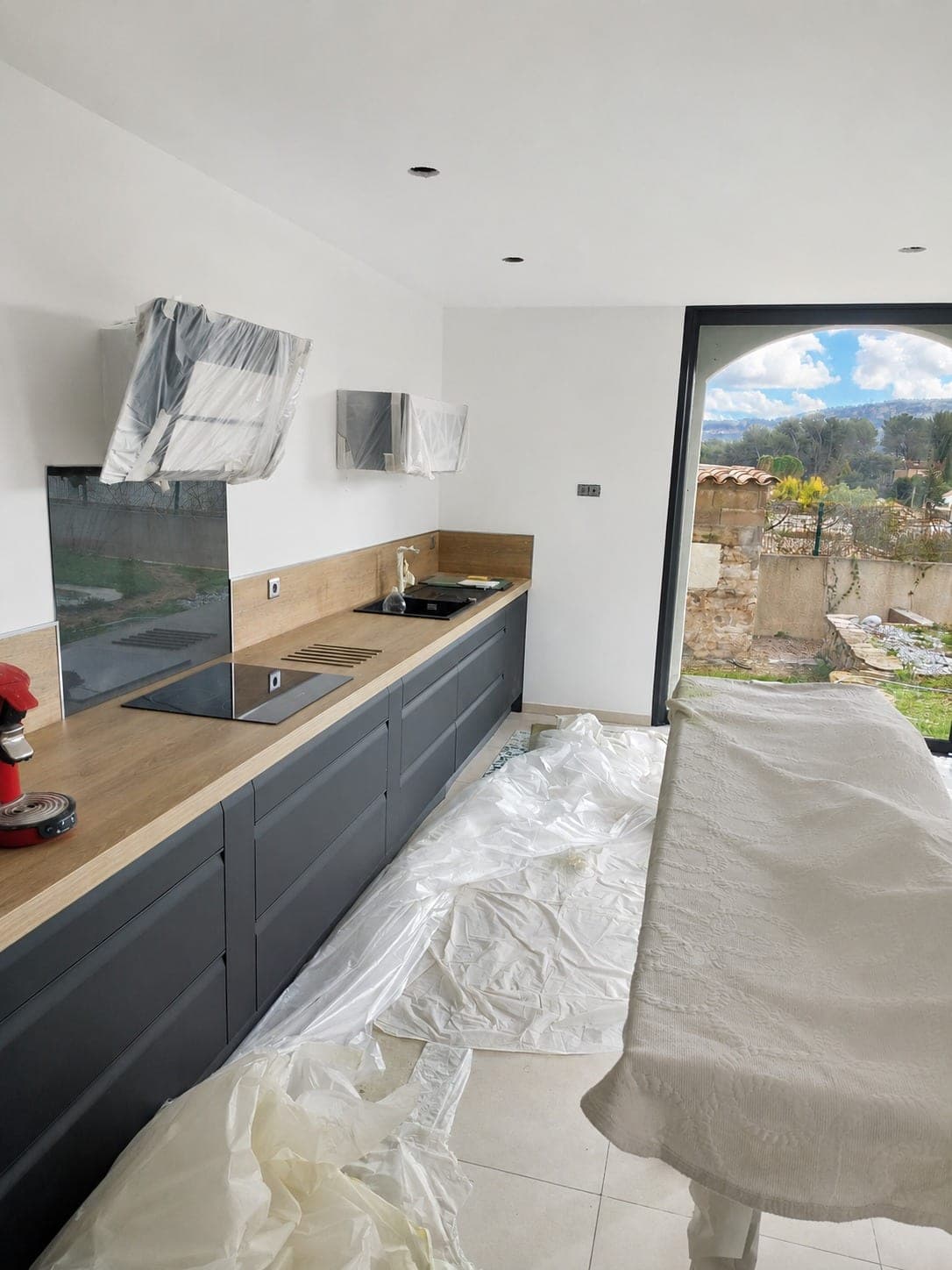 Cuisine protégée pendant finitions peinture sur murs et plafond.