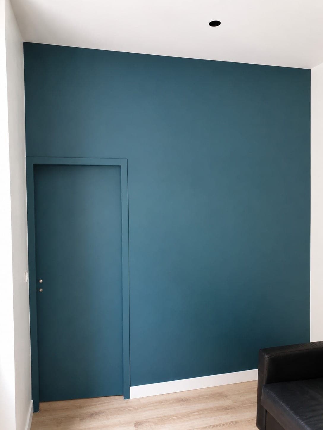 Mur d'accent bleu pétrole avec porte assortie.
