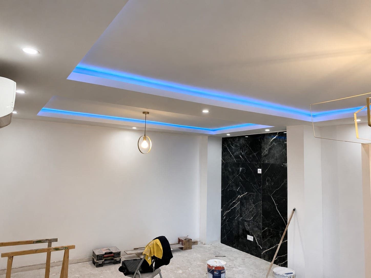 Faux plafond peint avec éclairage LED périphérique.