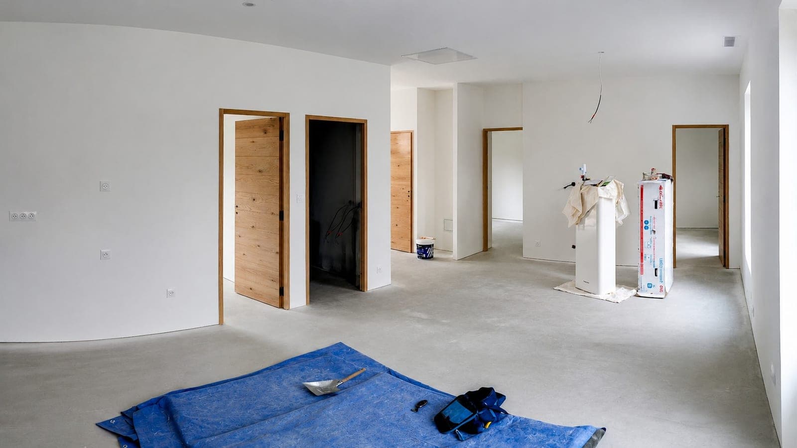 Grand volume intérieur en cours de finition peinture.