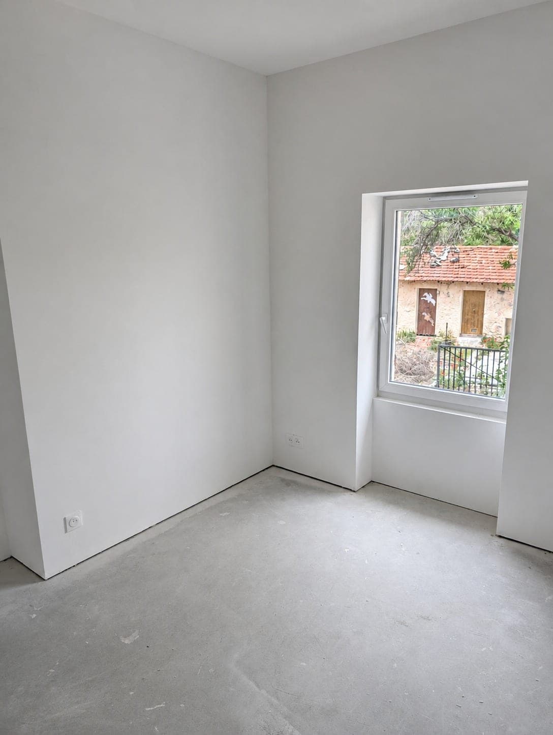 Pièce avec murs et plafond refaits, prête pour finitions.