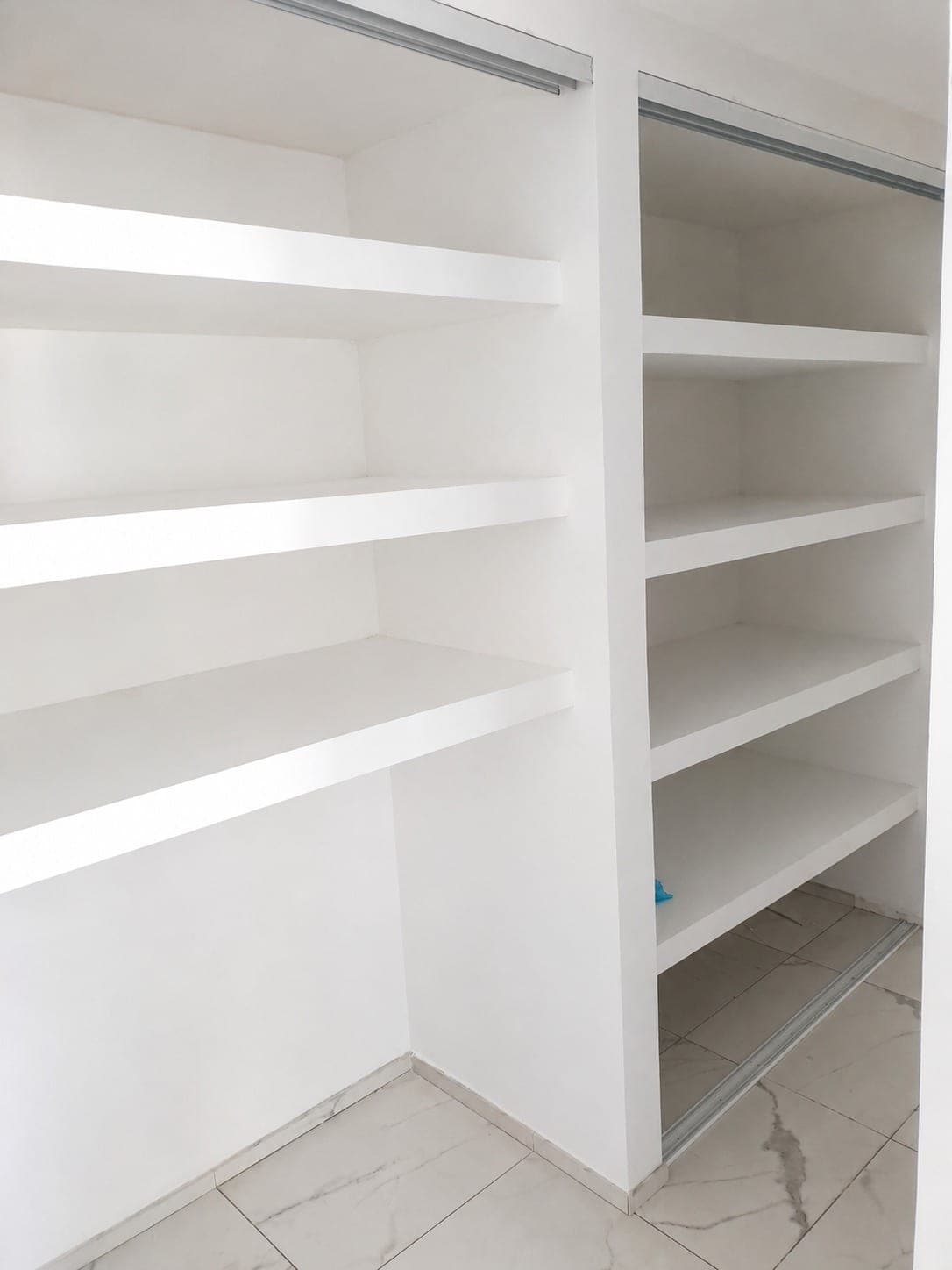 Étagères et cloisonnement intégrés en finition blanche.