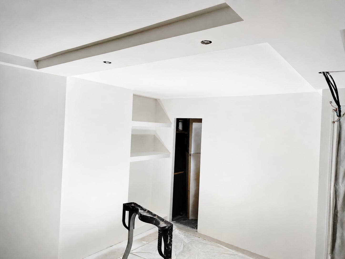 Entrée avec plafond décaissé, spots et niche ou étagère intégrée.