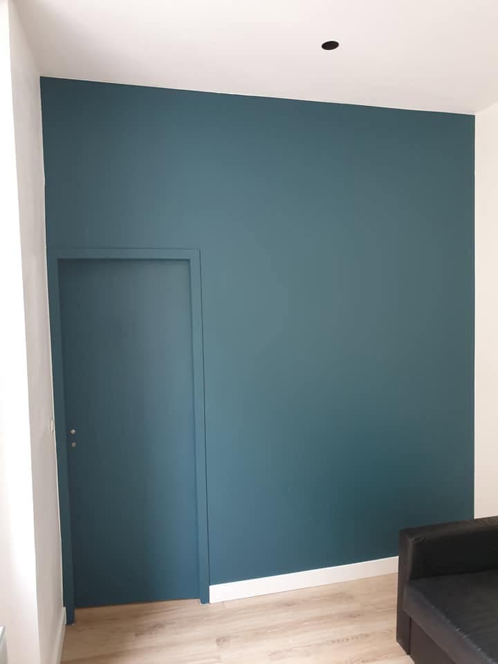 Mur d'accent Vert Allure avec porte peinte dans la même teinte