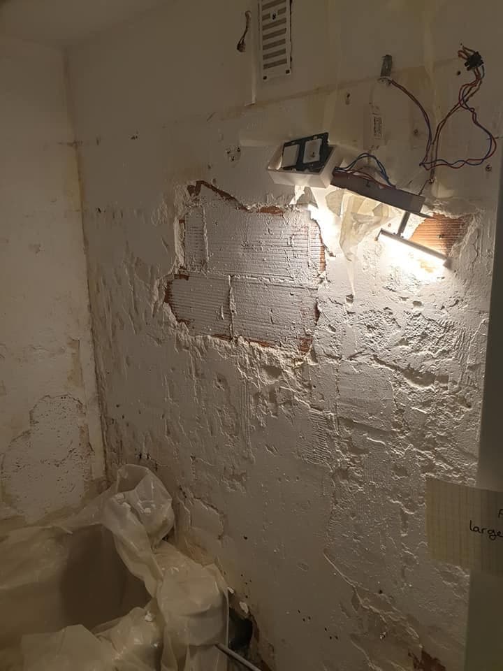 Doublage hydrofuge et bandes placo en cours dans une pièce en rénovation