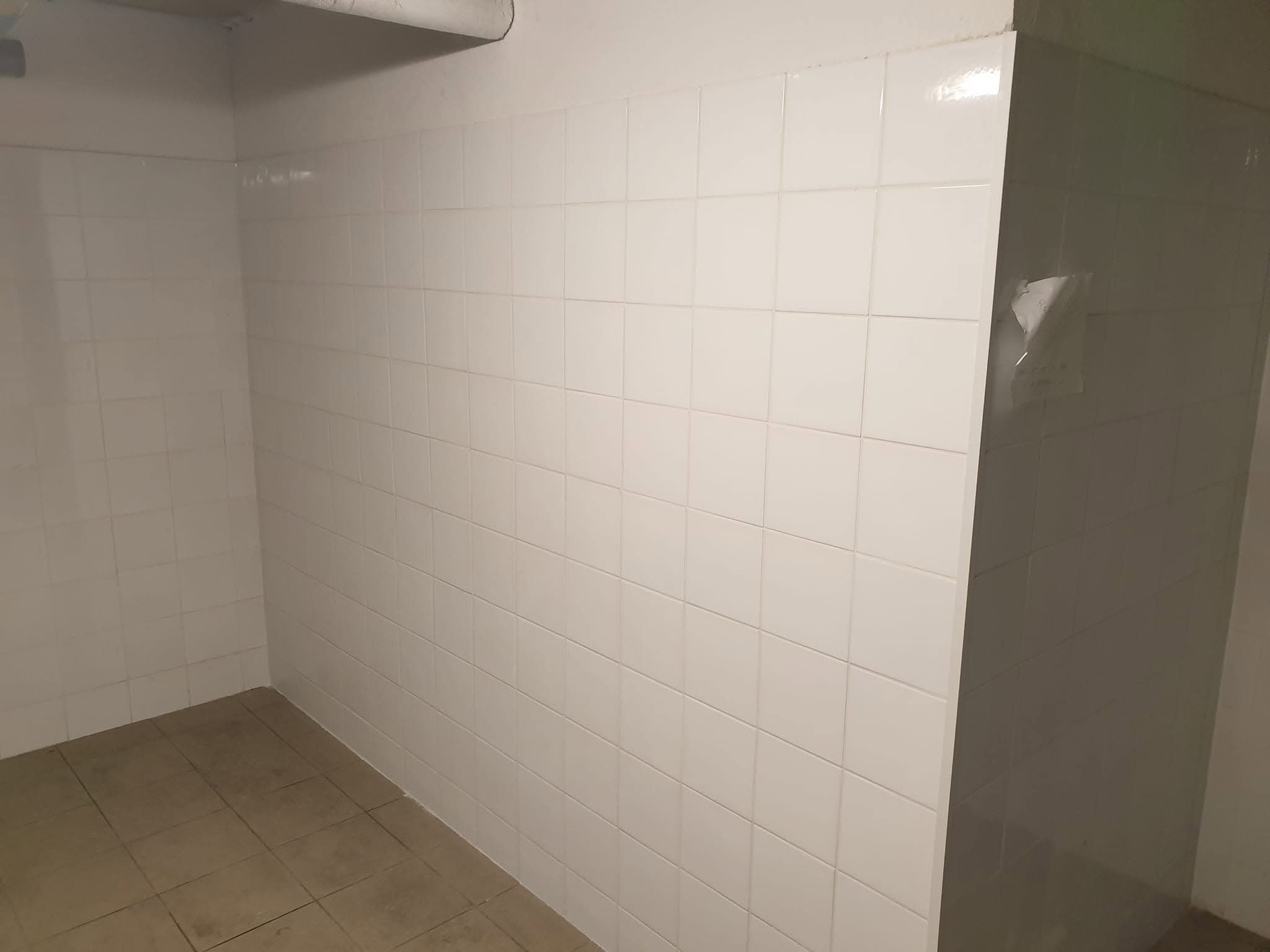 Mur repris après dépose d'ancien carrelage avant pose de faïence blanche