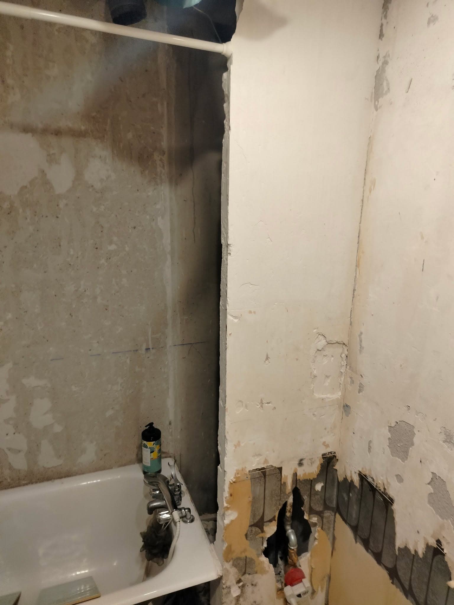 Salle de bains en cours de reprise avec supports ouverts avant pose de la faïence et des équipements