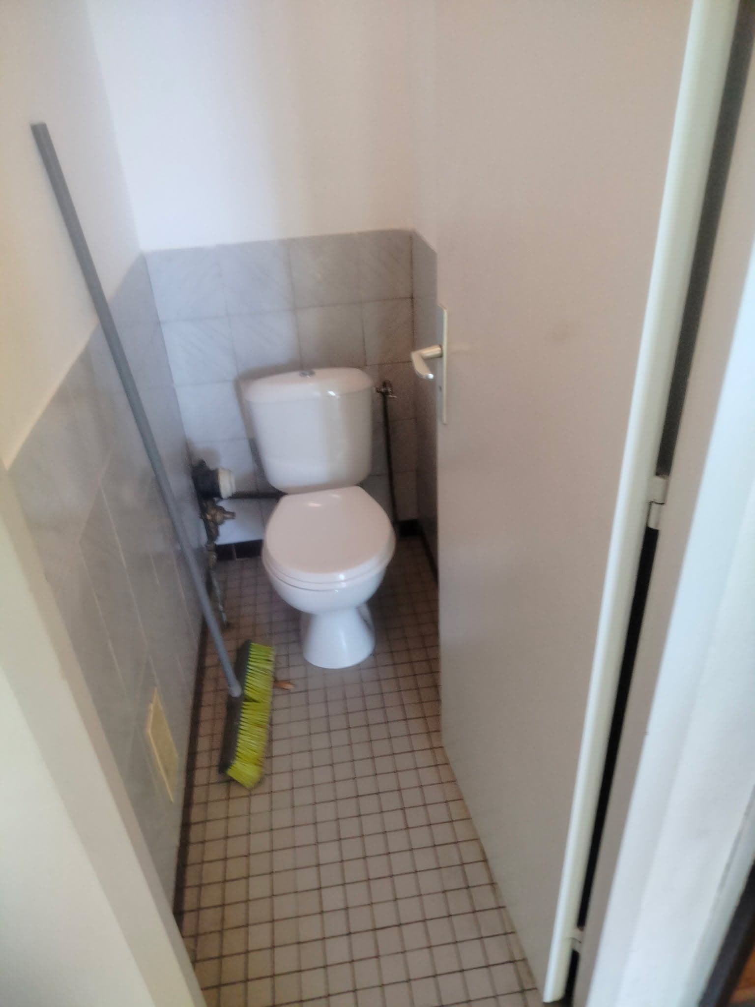 Ancien WC au sol avant dépose et transformation avec bâti-support suspendu