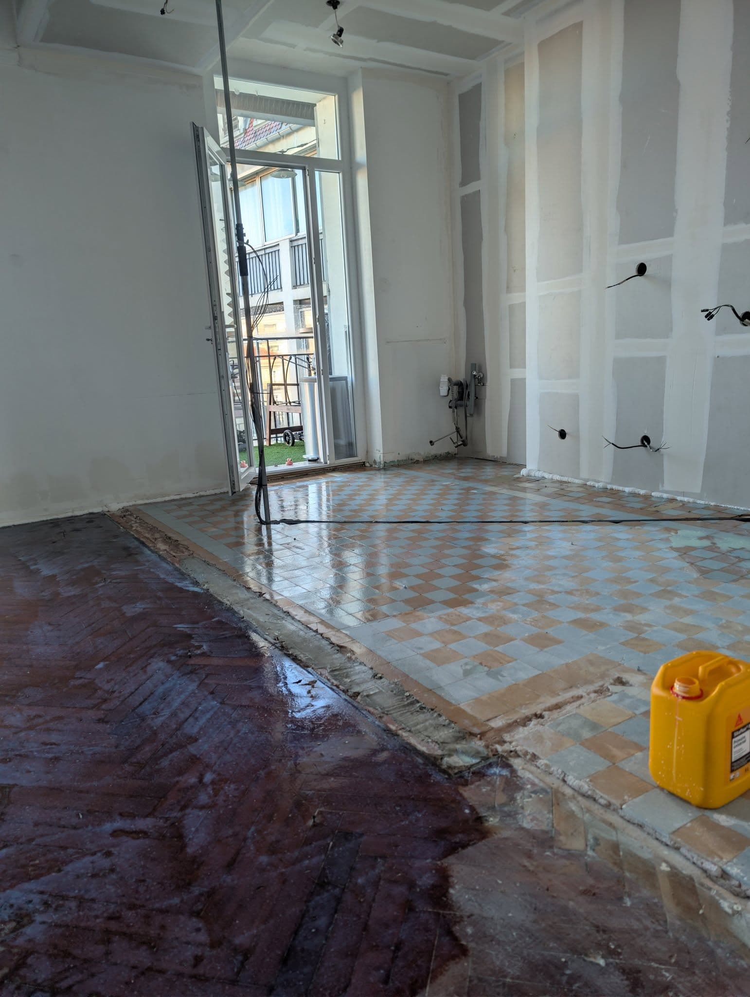 Pièce en rénovation avec contre-cloison, sol préparé et protections avant pose du parquet