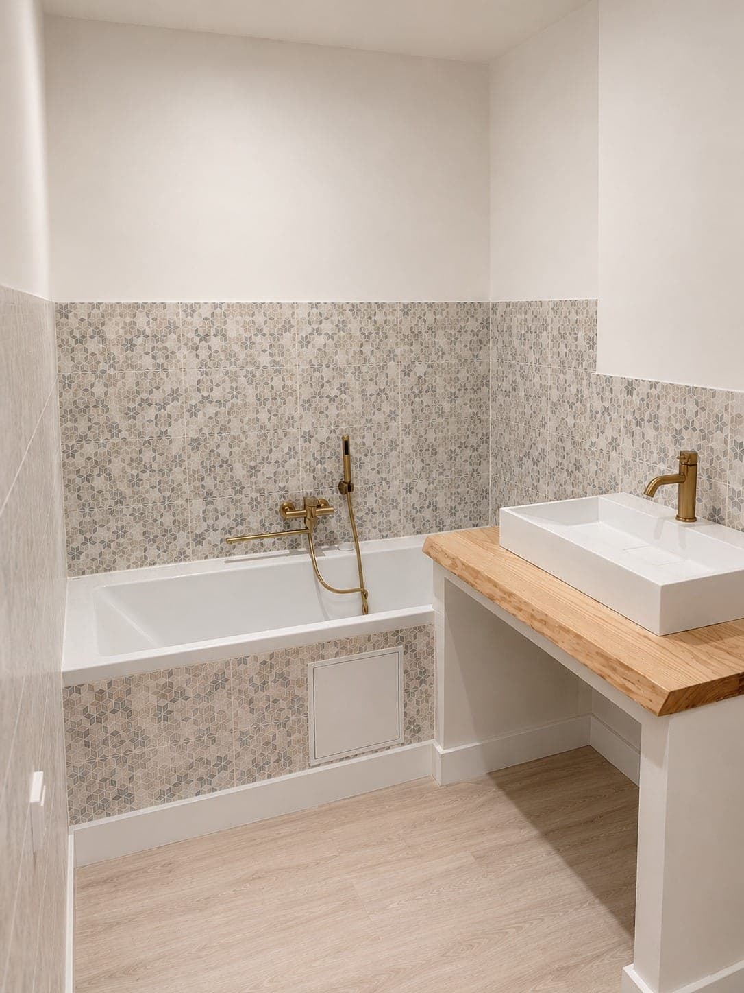 Baignoire, vasque et robinetterie dorée dans salle de bain.